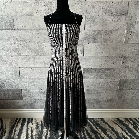 Elegant Black and White Striped Dress size 6 - Picture 4 of 7